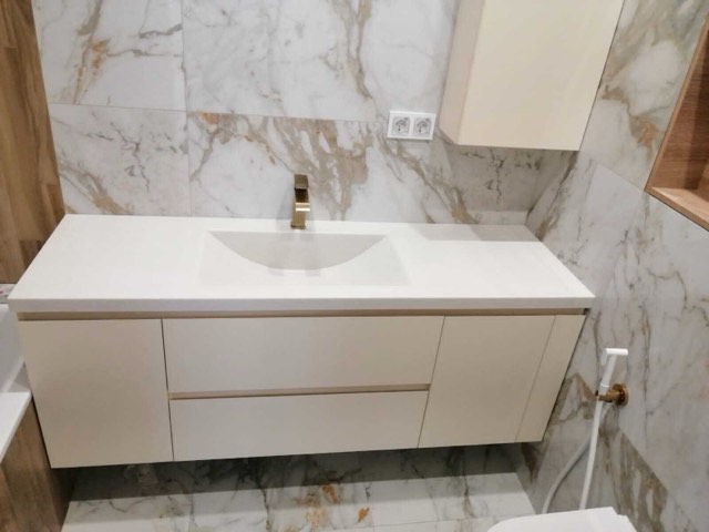 Белая столешница из искусственного камня