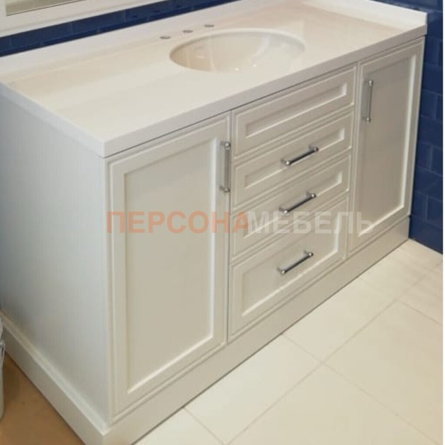 Белая мебель с фрезеровкой для ванной комнаты